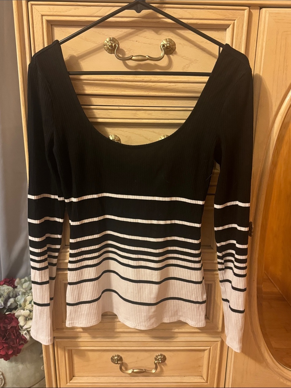 Women’s Black and White Scoop Neck Long Sleeve Knit Top